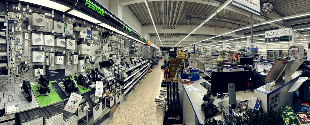 Blick in den Fachmarkt Görlacher: Werkzeugwand, Maschinen und die Theke mit Beratung