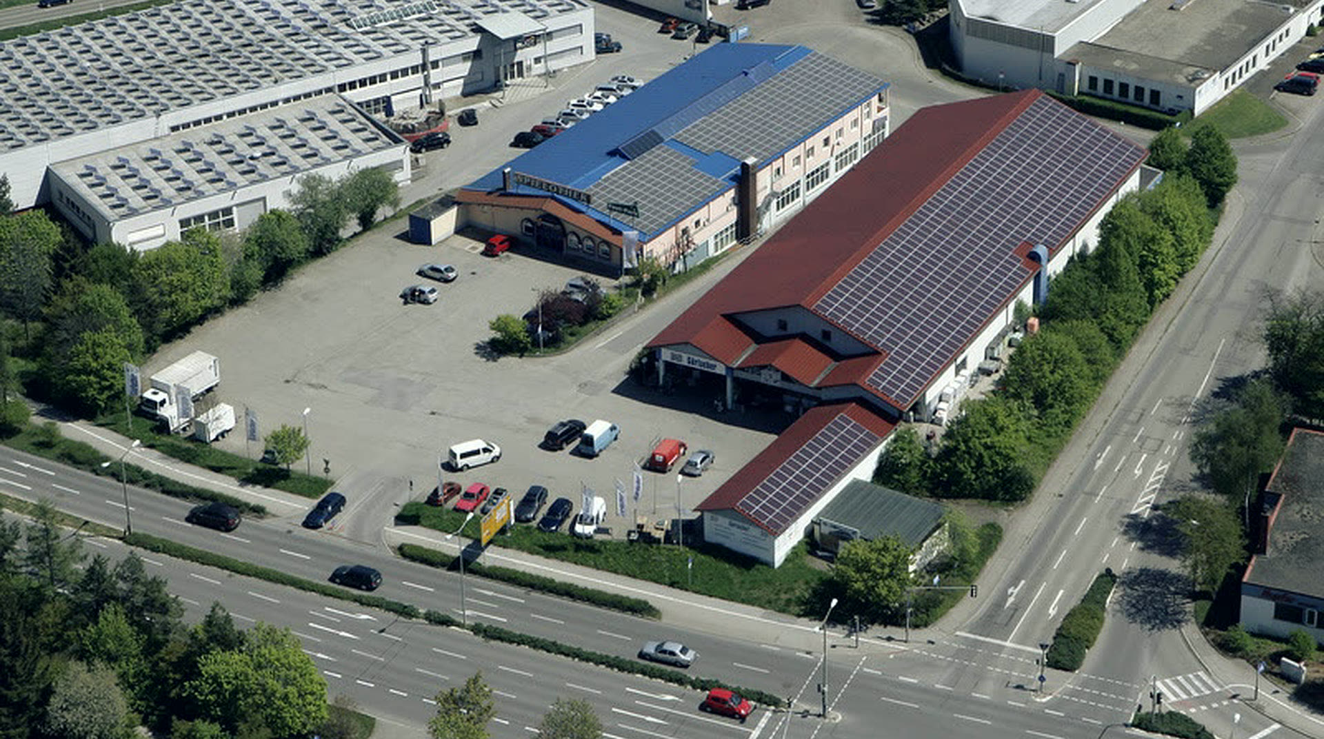 Luftbild des Betriebsgeländes der Fachmarkt Görlacher GmbH in der Gottlieb-Daimler-Straße mit Photovoltaikdach und Parkflächen
